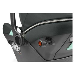 Detajl mehanizma za nastavitev naklona na otroškem avtosedežu Peg Perego