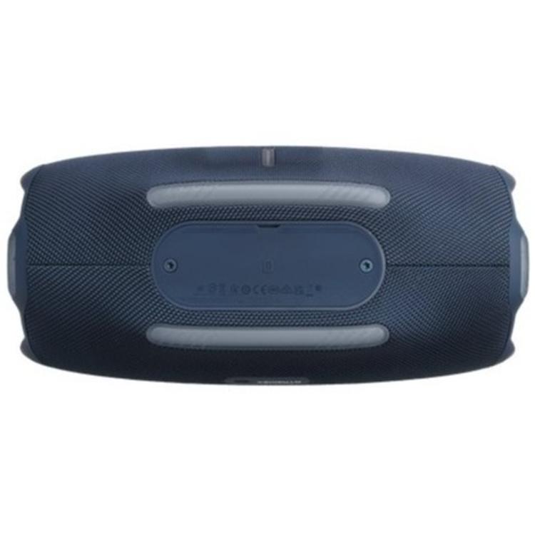 JBL Xtreme 4 – spodnji pogled na prenosni Bluetooth zvočnik z gumiranimi podstavki in robustnim tekstilnim ohišjem.