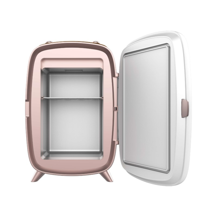 Notranjost mini hladilnika za kozmetiko Cecotec CoolingBeauty 6000 Mirror s snemljivo polico in odprtimi vrati.