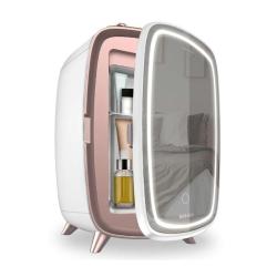 Mini hladilnik za kozmetiko Cecotec CoolingBeauty 6000 Mirror z odprtimi vrati in shranjeno kozmetiko na polici.