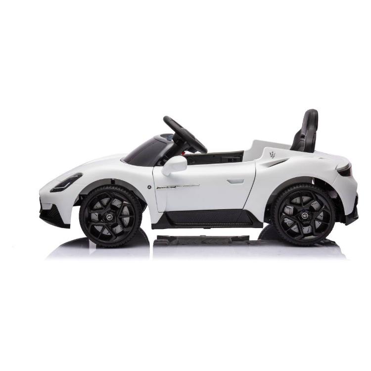 Bel otroški električni avto Maserati, stranski pogled z nizko karoserijo