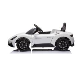 Bel otroški električni avto Maserati, stranski pogled z nizko karoserijo