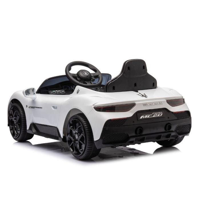 Bel otroški električni avto Maserati, pogled od zadaj s črnim sedežem