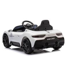 Bel otroški električni avto Maserati, pogled od zadaj s črnim sedežem