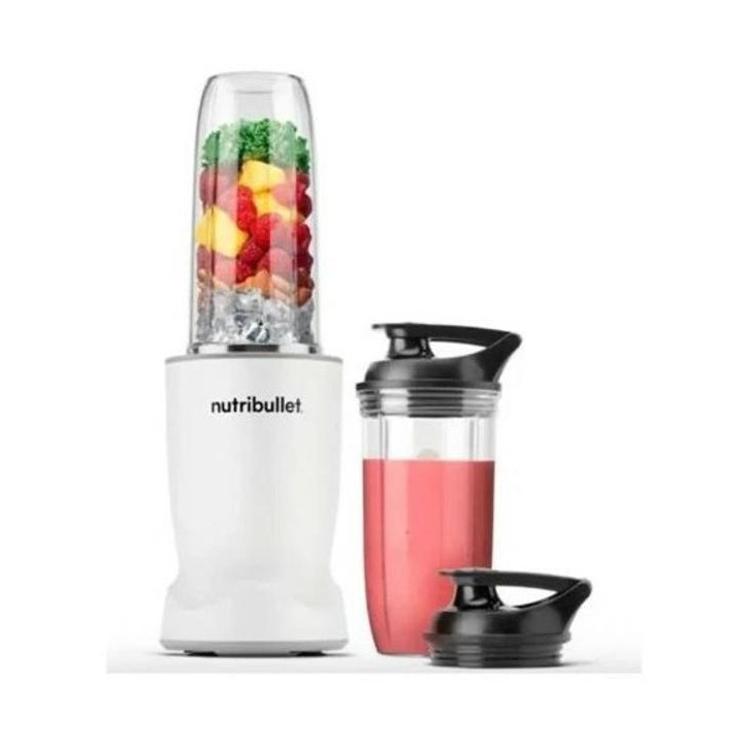 Nutribullet osebni blender z mešalno posodo napolnjeno s sadjem in zelenjavo ter dodatnim kozarcem z napitkom