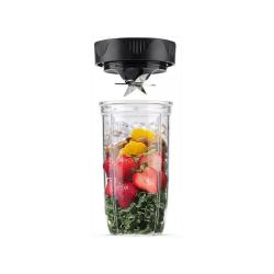 Detajl Nutribullet mešalne posode z rezilnim nastavkom in sestavinami (jagode, citrusi, oreški, ohrovt)