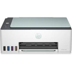 HP tiskalnik s sprednje strani z vidnimi posodami za črnilo in izhodnim pladnjem za papir.
