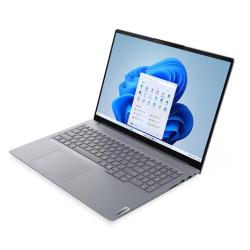 Poslovni prenosnik Lenovo ThinkBook z elegantnim sivim aluminijastim ohišjem, bogatim naborom priključkov in spletno kamero z zaščitnim pokrovom združuje varnost, mobilnost in sodoben dizajn.