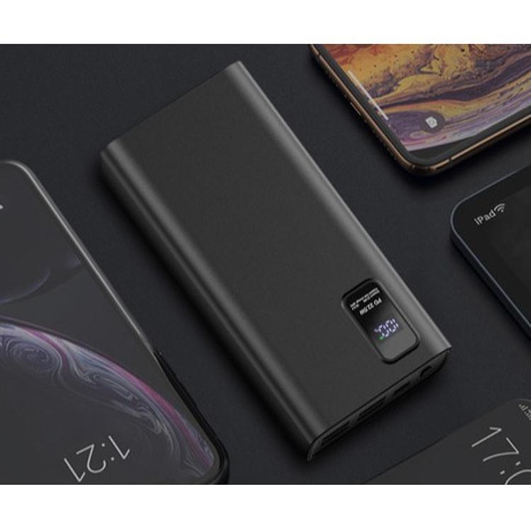 Platinet powerbank 30.000 mAh ob telefonu, kompakten, zmogljiv, idealen za vsakodnevno uporabo.