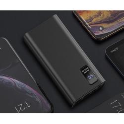 Platinet powerbank 30.000 mAh ob telefonu, kompakten, zmogljiv, idealen za vsakodnevno uporabo.