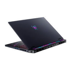 Acer Predator gaming prenosnik, zadnji poševni pogled s pokrovom, izstopajoč Predator logo in hladilne reže.