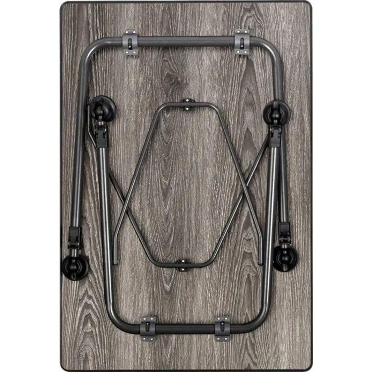 Spodnja stran Brunner zložljive mize za kampiranje s kovinskim ogrodjem.