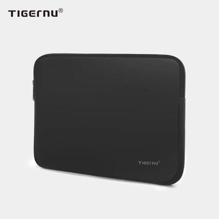 Črna zaščitna torbica (sleeve) Tigernu CEPHEUS za prenosnike do velikosti 15,6" (diagonala) z mehko notranjostjo in zapiranjem na zadrgo nudi zaščito pred praskami in udarci.