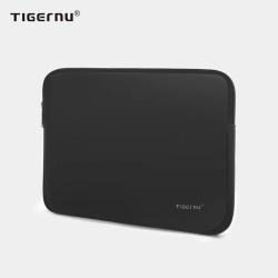 Črna zaščitna torbica (sleeve) Tigernu CEPHEUS za prenosnike do velikosti 15,6" (diagonala) z mehko notranjostjo in zapiranjem na zadrgo nudi zaščito pred praskami in udarci.