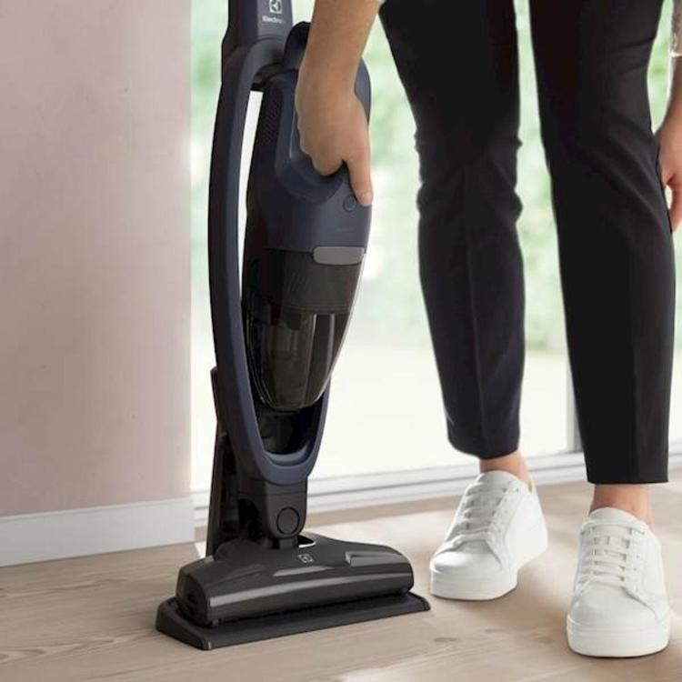 Pokončni baterijski sesalnik 2 v 1 Electrolux ES31C183DB, 18 V