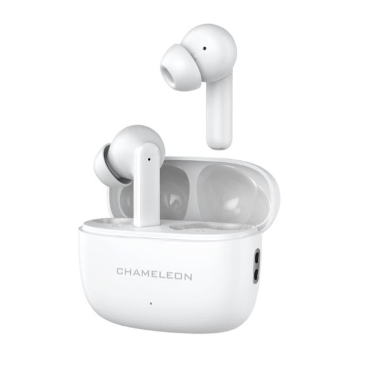 Par belih brezžičnih slušalk Chameleon A21 z odprto polnilno škatlico USB‑C.