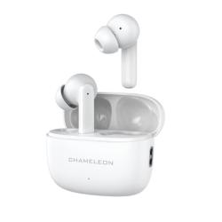 Par belih brezžičnih slušalk Chameleon A21 z odprto polnilno škatlico USB‑C.