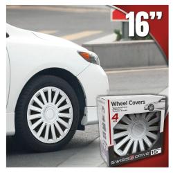 Belo vozilo z nameščenim pokrovom koles; ob njem embalaža “Wheel Covers” 16" na pločniku