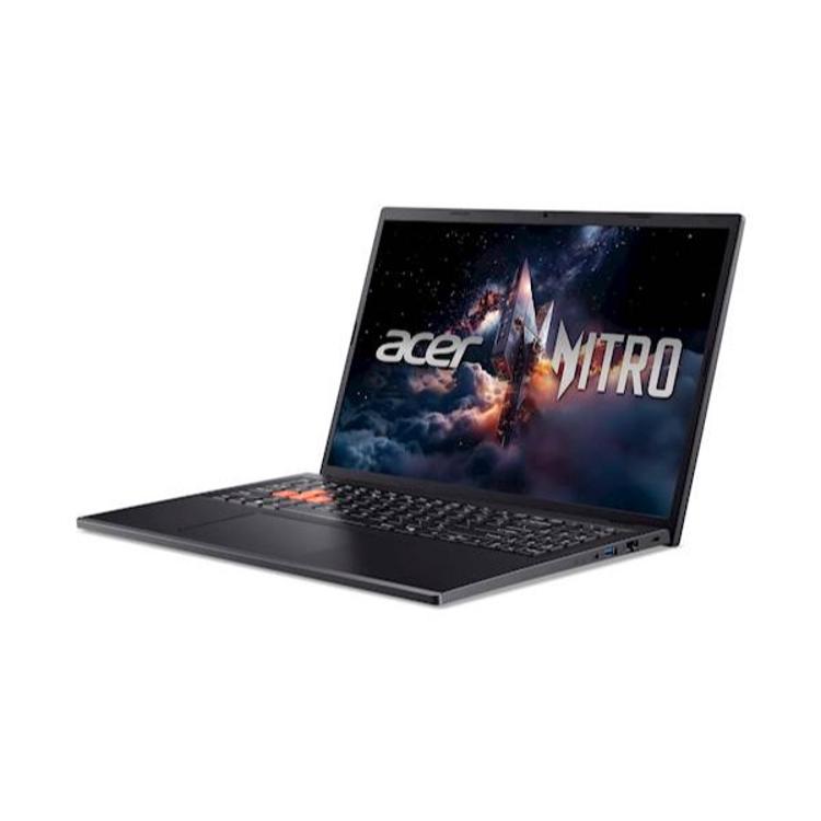 Prenosnik Acer Nitro odprt pod kotom, tanek gaming dizajn, črna tipkovnica in velik zaslon.