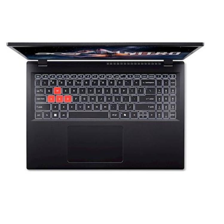 Zgornji pogled na Acer Nitro: črna tipkovnica z oranžno označenimi WASD tipkami in velik sledilnik.
