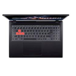 Zgornji pogled na Acer Nitro: črna tipkovnica z oranžno označenimi WASD tipkami in velik sledilnik.