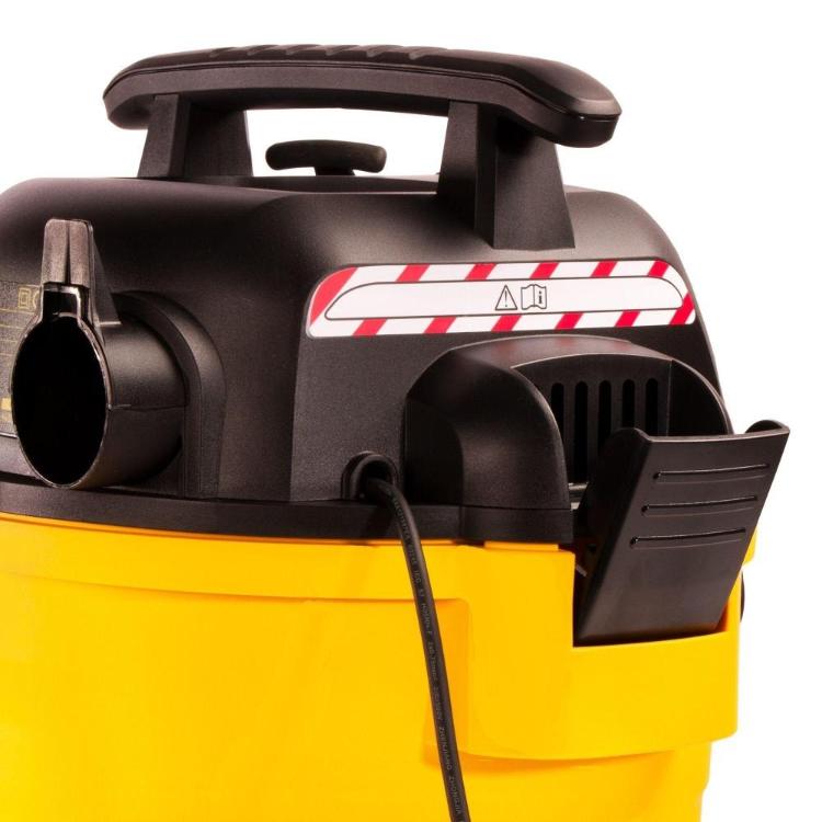 Zadnji del DeWalt mokro‑suhega industrijskega sesalnika z zgornjim ročajem za prenašanje, priključnim kablom, izhodom za pihanje in velikim zaponkastim zapiralom za odpiranje posode.