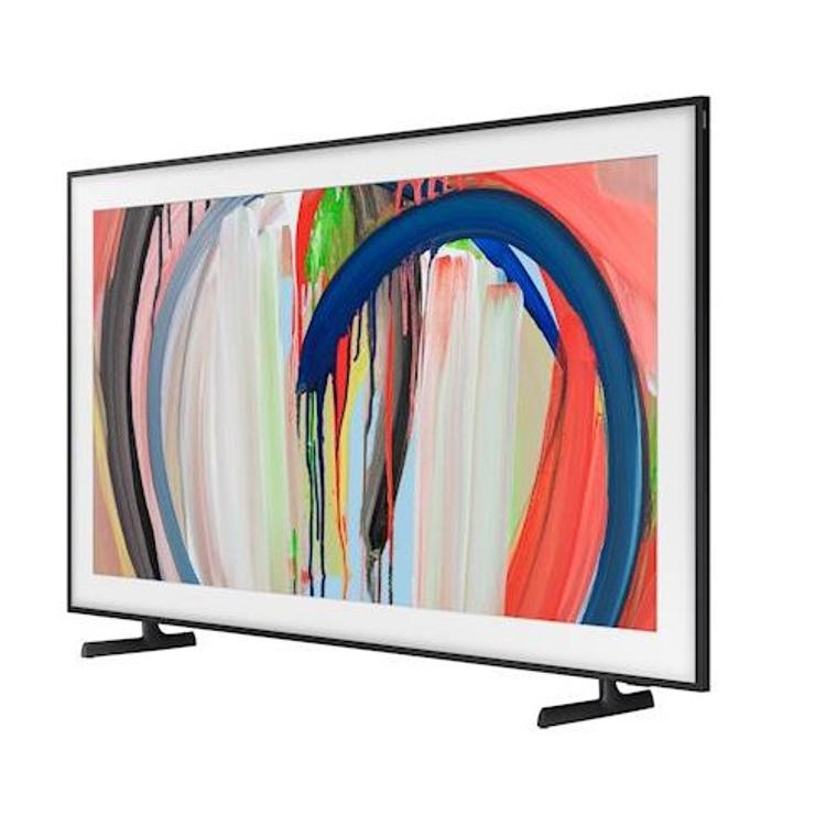 Samsung The Frame TV, poševni sprednji pogled, tanek bel okvir, umetniški prikaz slike, minimalistični nogi.