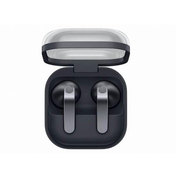 Samsung Galaxy Buds4 črne barve v odprtem polnilnem etuiju z dvema brezžičnima slušalkama.