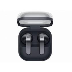 Samsung Galaxy Buds4 črne barve v odprtem polnilnem etuiju z dvema brezžičnima slušalkama.