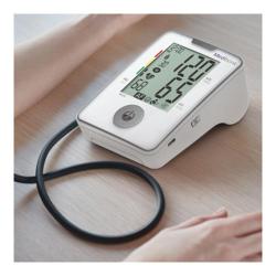 Mediblink M520 AFib: digitalni merilnik krvnega tlaka v uporabi, LCD zaslon z meritvami in cevjo za manšeto.