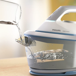 Philips parna postaja 2000 Series z ločenim rezervoarjem za vodo, med dolivanjem vode za likanje