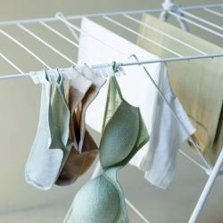 Držalo za manjše perilo med uporabo na stojalu za sušenje.
