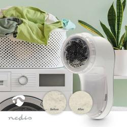 Nedis VCRLR10WT med uporabo: Odstranjevalec vlaken ob pralnem stroju z prikazom tkanine pred in po odstranitvi muck.