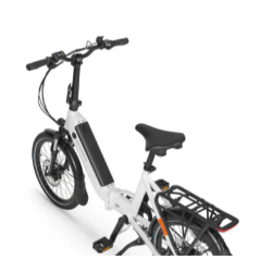 Ecobike električno kolo: pogled zadaj na belo e‑kolo z baterijo v okvirju, prtljažnikom in nastavljivim krmilom.