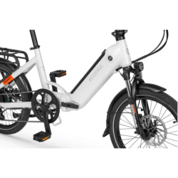 Ecobike električno kolo: sprednji del z integrirano baterijo, vilicami, disk zavoro in črnim blatnikom.