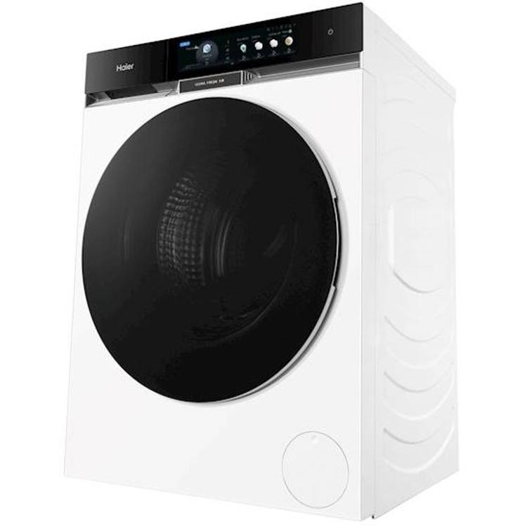 Pralni stroj Haier z zmogljivostjo 10 kg, prikazan pod kotom z velikimi temnimi vrati in sodobnim dizajnom.