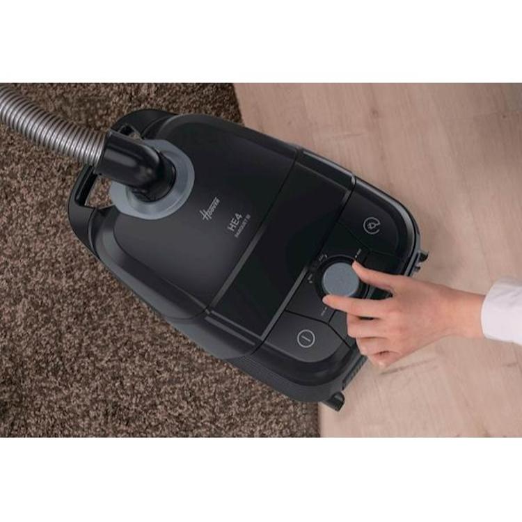 Upravljanje moči sesalnika Hoover HE410H z vrtljivim gumbom na ohišju.
