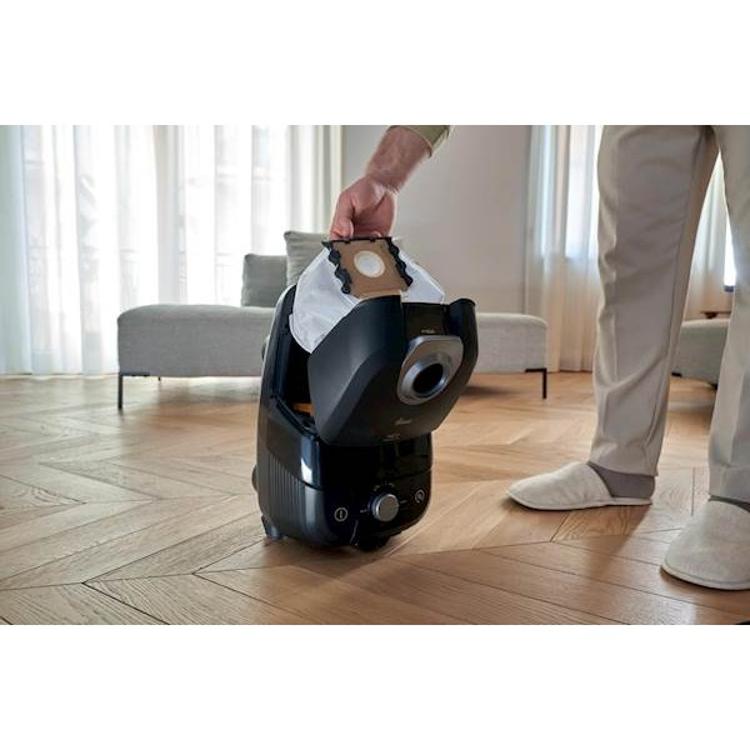 Menjava vrečke pri sesalniku Hoover HE410H, prikaz enostavnega odpiranja pokrova.