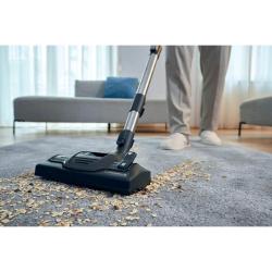 Sesanje drobtin na preprogi s talno krtačo sesalnika Hoover HE410H.