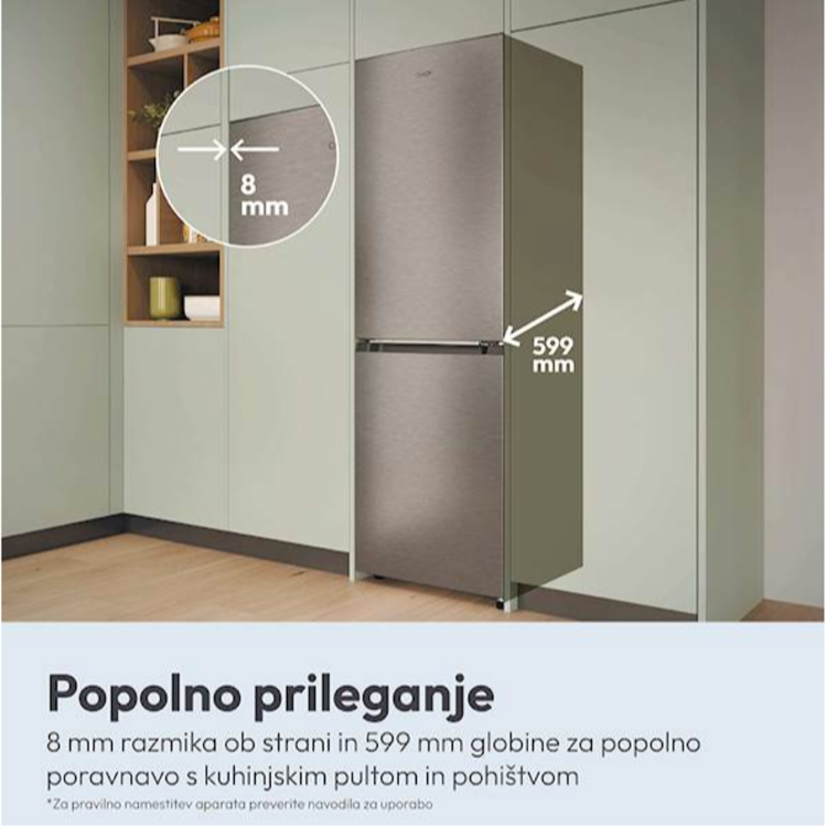Hladilnik z zamrzovalnikom Candy v inox barvi, prikazan v kuhinjski niši s 599 mm globine in 8 mm stranskega odmika za poravnano vgradnjo ob pohištvo.