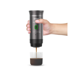 Uporaba prenosnega espresso aparata SOGO, ročno točenje kave v priloženo skodelico.