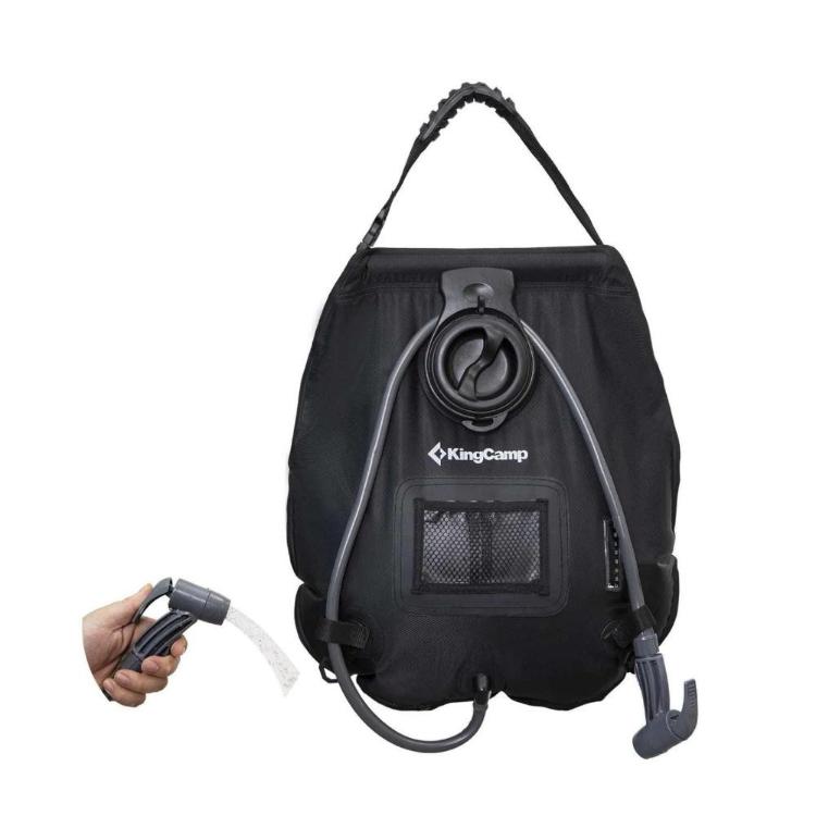 Prenosna solarna tuš vreča KingCamp s tuš ročko in cevjo, pripravljena za kampiranje.