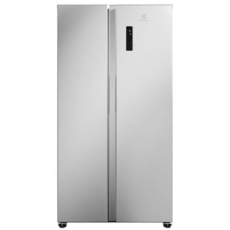Sprednji pogled na srebrn ameriški hladilnik Electrolux z vgrajenim digitalnim upravljalnim zaslonom.