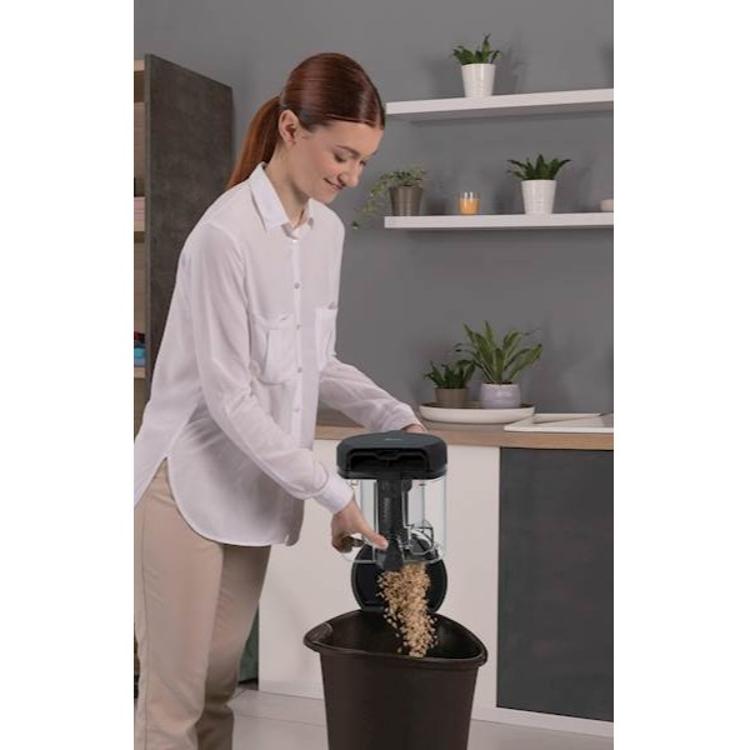 Praznjenje posode za prah pri sesalniku Hoover HP210P 011 neposredno v koš.