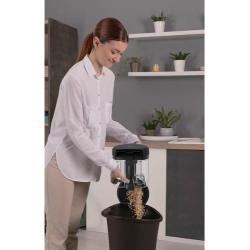 Praznjenje posode za prah pri sesalniku Hoover HP210P 011 neposredno v koš.