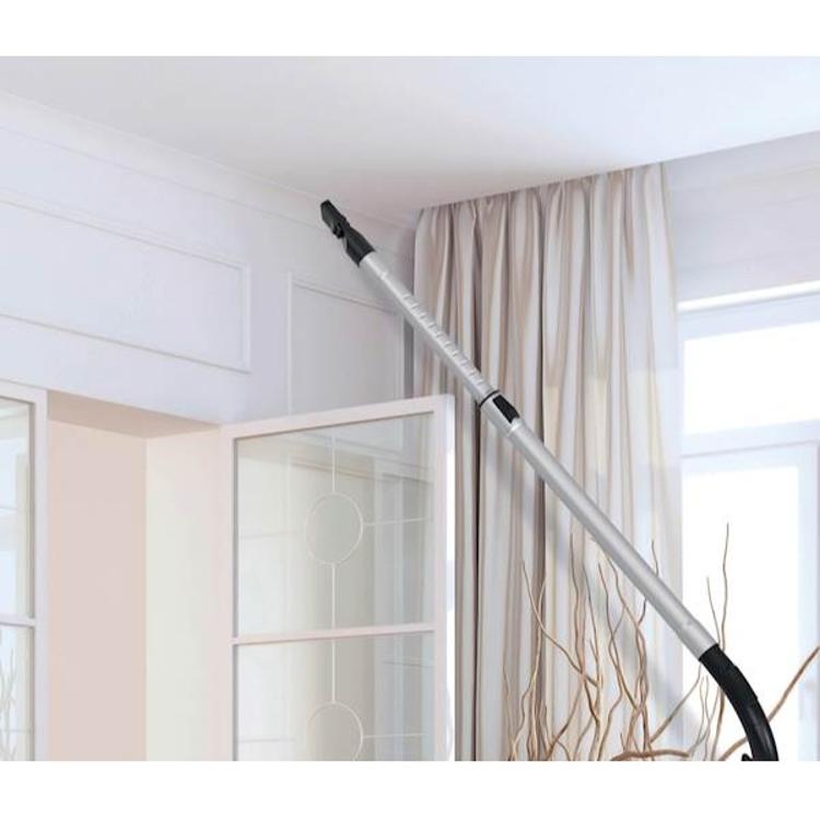 Sesanje visokih površin in kotov s teleskopsko cevjo sesalnika Hoover HP210P 011.