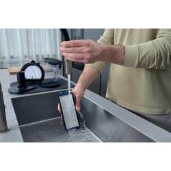 Pranje in čiščenje filtra sesalnika Hoover HP210P 011 pod tekočo vodo.