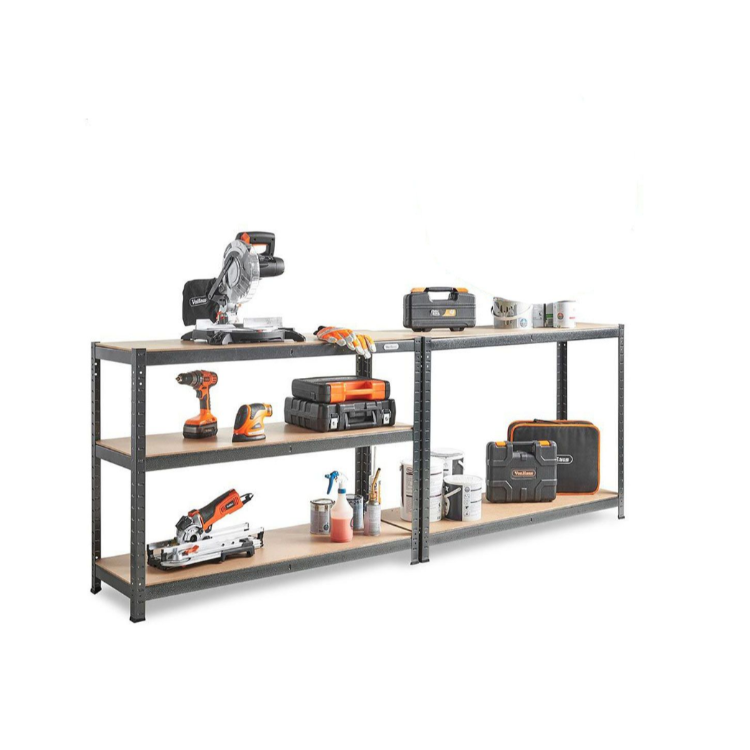 Kovinski skladiščni regali z lesenimi policami v vodoravni postavitvi za delavnico ali garažo.