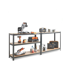 Kovinski skladiščni regali z lesenimi policami v vodoravni postavitvi za delavnico ali garažo.