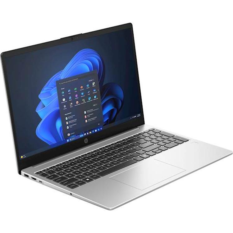 Odprt srebrn HP prenosnik z zaslonom Windows 11, prikazan pod kotom.